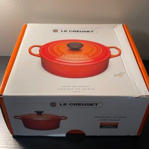 LE Creuset round stew pot